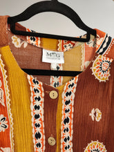 Lade das Bild in den Galerie-Viewer, Die braune Faltenbluse mit Boho-Print | Vintage Maglificio gelb orange Kurzarmmuster made in Italy Damen Shirt S
