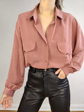 Lade das Bild in den Galerie-Viewer, Die einfarbige Langarmbluse aus Seide in Mauve-Rosa | Vintage-Hemd aus Seidenmischung, hergestellt in Italien, Damengröße ML
