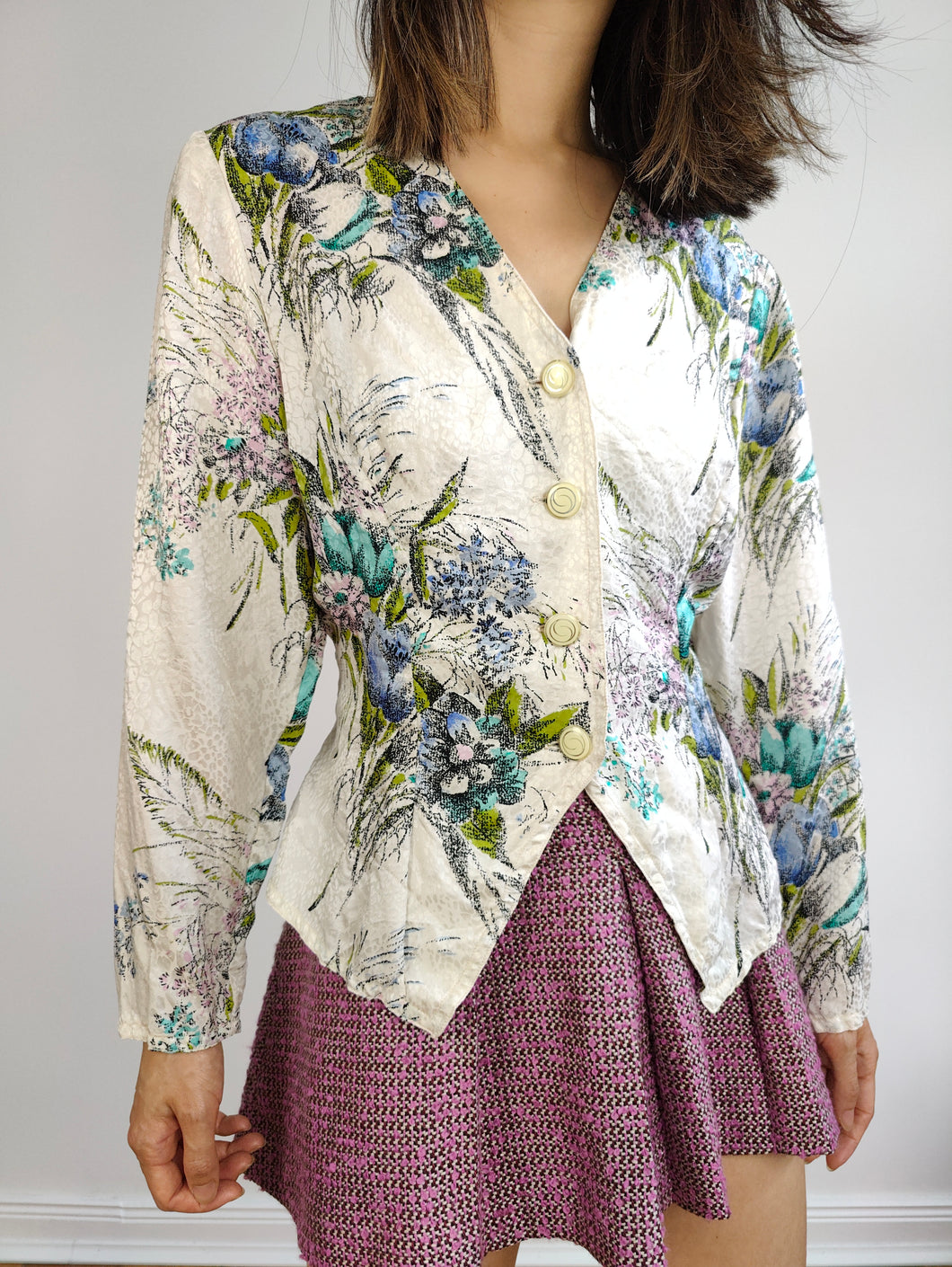 Die romantische weiße Bluse mit Blumenmuster | Feminine Bluse mit Vintage-Blumendruck, taillierte Taille, S