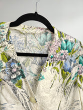 Lade das Bild in den Galerie-Viewer, Die romantische weiße Bluse mit Blumenmuster | Feminine Bluse mit Vintage-Blumendruck, taillierte Taille, S
