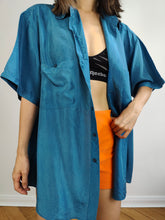 Load image into Gallery viewer, The Silk Blue Plain Short Sleeve Blouse | Vintage 90s silk shirt unisex men L

