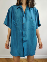 Load image into Gallery viewer, The Silk Blue Plain Short Sleeve Blouse | Vintage 90s silk shirt unisex men L
