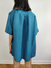 Load image into Gallery viewer, The Silk Blue Plain Short Sleeve Blouse | Vintage 90s silk shirt unisex men L
