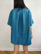 Load image into Gallery viewer, The Silk Blue Plain Short Sleeve Blouse | Vintage 90s silk shirt unisex men L
