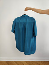 Load image into Gallery viewer, The Silk Blue Plain Short Sleeve Blouse | Vintage 90s silk shirt unisex men L

