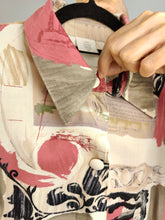 Lade das Bild in den Galerie-Viewer, Die Bluse mit pfirsichcremefarbenem Muster | Vintage Viskose rosa weiß bedrucktes Hemd Damen M
