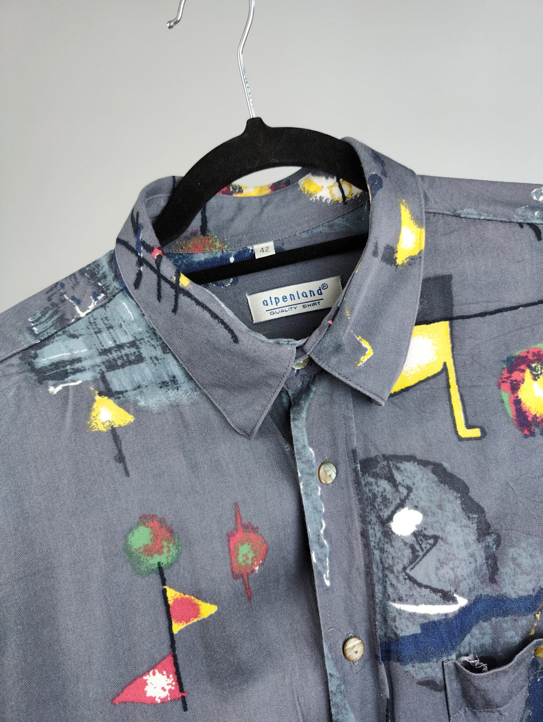 Das graue Hemd mit abstraktem Muster | Vintage Alpenland Viskose Langarm Crazy Print Bluse Unisex Herren 41/42 L