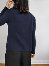 Lade das Bild in den Galerie-Viewer, Der Calvin Klein Wool Blue Cardigan | Vintage-Designer-CK-Utility-Strick-Hemdjacke aus marineblauer Wollmischung S
