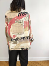 Lade das Bild in den Galerie-Viewer, Die Bluse mit pfirsichcremefarbenem Muster | Vintage Viskose rosa weiß bedrucktes Hemd Damen M
