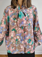 Load image into Gallery viewer, The Silk Purple Pink Floral Pattern Blouse | Vintage silk blend flower watercolor bow tie IT46 M
