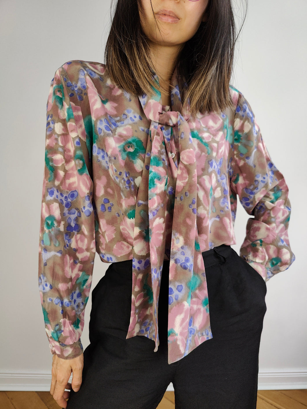 The Silk Purple Pink Floral Pattern Blouse | Vintage silk blend flower watercolor bow tie IT46 M