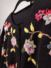 Lade das Bild in den Galerie-Viewer, Vintage Strickjacke aus Wollmischung, schwarze Blume, Blumenstickerei, Strickpullover, Jacke S
