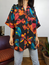 Load image into Gallery viewer, Vintage 100% silk shirt crazy print pattern butterfly animal black red short sleeve unisex men M-L
