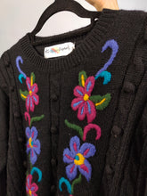 Lade das Bild in den Galerie-Viewer, Vintage 100 % Wollpullover Blume Blumenstickerei schwarz Winter Strickpullover Pullover S
