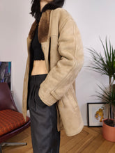 Load image into Gallery viewer, Vintage genuine shearling leather coat beige cream brown suede sheepskin lambskin sherpa winter IT46 S-M
