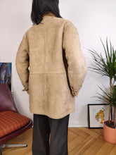 Load image into Gallery viewer, Vintage genuine shearling leather coat beige cream brown suede sheepskin lambskin sherpa winter IT46 S-M
