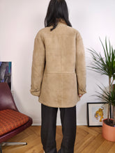 Load image into Gallery viewer, Vintage genuine shearling leather coat beige cream brown suede sheepskin lambskin sherpa winter IT46 S-M
