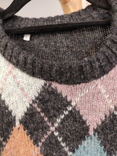 Load image into Gallery viewer, Vintage 100% wool knit sweater grey pink diamond pattern knitted pullover women M-L

