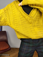 Lade das Bild in den Galerie-Viewer, Vintage-Pullover aus Wollmischung mit Zopfmuster, Senfgelb, schlichter Herbst-Winter-Strickpullover mit V-Ausschnitt, M
