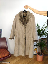Lade das Bild in den Galerie-Viewer, Vintage echter Shearling Ledermantel beige braun Schaffell Lammfell Sherpa Winter schwere lange Jacke IT44 S
