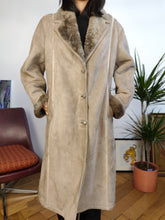 Load image into Gallery viewer, Vintage genuine shearling leather coat beige brown sheepskin lambskin sherpa winter heavy long jacket IT44 S
