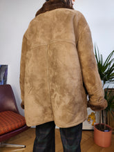 Load image into Gallery viewer, Vintage genuine shearling leather coat brown sheepskin lambskin suede sherpa Italy 50 L-XL
