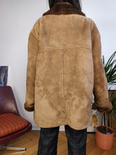 Lade das Bild in den Galerie-Viewer, Vintage-Mantel aus echtem Shearling-Leder, braunes Schaffell, Lammfell und Wildleder, Sherpa, Italien, Größe 50, L-XL
