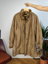 Load image into Gallery viewer, Vintage genuine shearling leather coat camel brown beige sheepskin lambskin suede puff sleeve sherpa Italy 44 M
