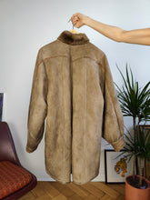 Load image into Gallery viewer, Vintage genuine shearling leather coat camel brown beige sheepskin lambskin suede puff sleeve sherpa Italy 44 M
