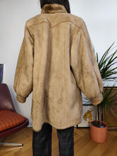 Load image into Gallery viewer, Vintage genuine shearling leather coat camel brown beige sheepskin lambskin suede puff sleeve sherpa Italy 44 M
