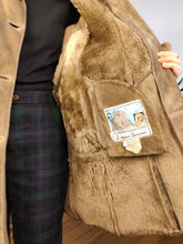 Load image into Gallery viewer, Vintage genuine shearling leather coat camel brown beige sheepskin lambskin suede puff sleeve sherpa Italy 44 M
