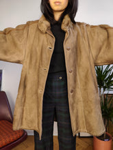 Load image into Gallery viewer, Vintage genuine shearling leather coat camel brown beige sheepskin lambskin suede puff sleeve sherpa Italy 44 M
