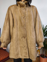 Load image into Gallery viewer, Vintage genuine shearling leather coat camel brown beige sheepskin lambskin suede puff sleeve sherpa Italy 44 M

