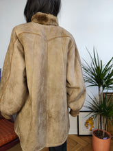 Load image into Gallery viewer, Vintage genuine shearling leather coat camel brown beige sheepskin lambskin suede puff sleeve sherpa Italy 44 M

