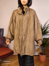 Load image into Gallery viewer, Vintage genuine shearling leather coat camel brown beige sheepskin lambskin suede puff sleeve sherpa Italy 44 M
