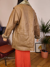 Load image into Gallery viewer, Vintage genuine shearling leather coat brown sheepskin lambskin sherpa S
