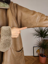 Load image into Gallery viewer, Vintage genuine shearling leather coat brown sheepskin lambskin sherpa S
