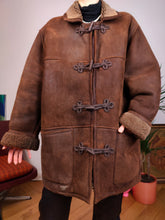 Lade das Bild in den Galerie-Viewer, Vintage-Mantel aus echtem Shearling-Leder, braunes Schaffell-Lammfell-Sherpa-Winterjacke mit Knebelverschluss, Zaffers 36 SM
