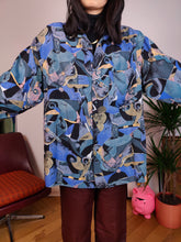 Lade das Bild in den Galerie-Viewer, Vintage Bluse Viskose blau schwarz Kunst Crazy Print Muster Festival Shirt Hatico Performance Unisex Herren L

