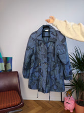 Lade das Bild in den Galerie-Viewer, Vintage Parka blau Crazy Print Muster Jacke Mantel leicht gepolstert ML
