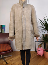 Lade das Bild in den Galerie-Viewer, Vintage-Mantel aus echtem Shearling-Leder, beige-cremefarbenes Schaffell-Lammfell-Sherpa-Winter-schwere Midi-Langjacke IT48 SM
