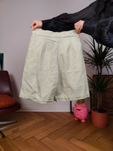 Load image into Gallery viewer, Vintage corduroy shorts bermuda off white cream beige culottes S
