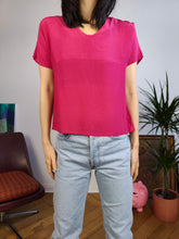 Lade das Bild in den Galerie-Viewer, Vintage 100% silk top blouse magenta pink plain short sleeve women S
