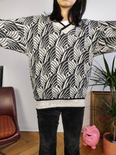 Lade das Bild in den Galerie-Viewer, Vintage wool blend sweater knit black white crazy pattern geo pullover jumper M-L
