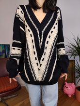 Lade das Bild in den Galerie-Viewer, Vintage sweater knit black white crazy pattern V neck pullover jumper women men unisex XL
