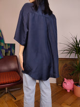 Lade das Bild in den Galerie-Viewer, Vintage 100% silk shirt blouse navy blue short sleeve button up plain women men unisex XL
