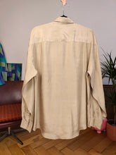 Lade das Bild in den Galerie-Viewer, Vintage 100% silk shirt blouse beige cream off white long sleeve button up plain women L
