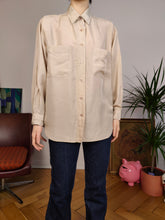 Lade das Bild in den Galerie-Viewer, Vintage 100% silk shirt blouse beige cream off white long sleeve button up plain women S
