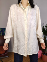 Lade das Bild in den Galerie-Viewer, Vintage silk shirt white floral print pattern feminine romantic button up long sleeve blouse women M-L
