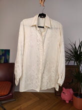 Lade das Bild in den Galerie-Viewer, Vintage silk shirt white floral print pattern feminine romantic button up long sleeve blouse women M-L
